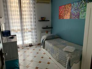ein Schlafzimmer mit einem Bett und Fliesenboden in der Unterkunft Casa nel Vicolo in Palermo