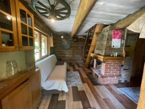 uma sala de estar com um sofá e uma lareira de tijolos em Pirtiņa em Ogre