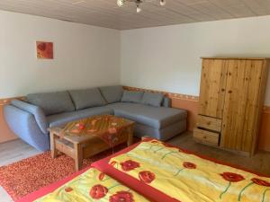 sala de estar con sofá y mesa en Haus Simon, en Vogelsang
