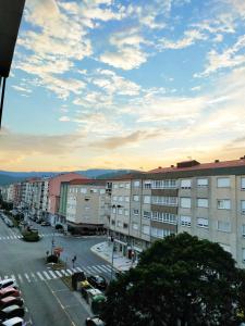 uitzicht op een straat met gebouwen bij Apartamento boutique "A casa de Lola" in Boiro