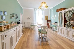 a kitchen with blue walls and a table and chairs at Dama Bed & Breakfast in Foligno