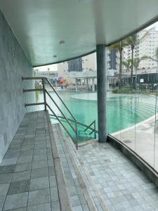 vista para uma piscina num edifício em Salinas Exclusive Resort em Salinópolis