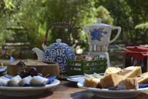 魯沃迪普利亞的住宿－Agriturismo Poggio Ferrata，餐桌,带面包盘和茶壶