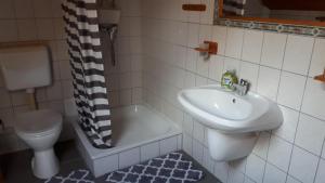 Koupelna v ubytování Fehér Rózsa Apartman + 37 fotografií