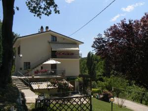 een huis met een balkon en een trap. bij B&B Le Cerque in Crocicchia