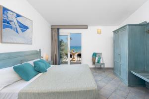 ein Schlafzimmer mit Bett und Blick auf das Meer in der Unterkunft Hotel Riviera in San Vito lo Capo