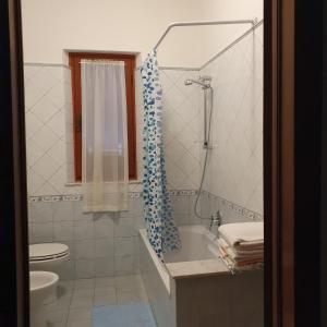 ein Bad mit einer Badewanne, einem WC und einer Dusche in der Unterkunft Casa Magnolia in Arena Metato