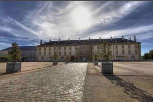 un grande edificio con alberi in vaso di fronte di Appartement de charme plein coeur de Moulins a Moulins