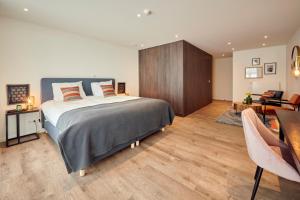 ein Schlafzimmer mit einem großen Bett und ein Wohnzimmer in der Unterkunft Hotel Central in Brügge