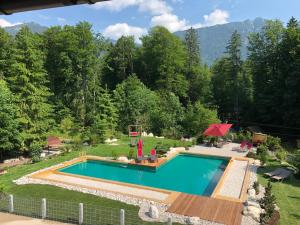 una vista aérea de una piscina en un patio en Bayern Resort Hotel (Adults only) en Grainau