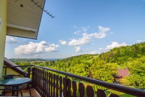 balkon ze stołem i widokiem na góry w obiekcie Bieszczadzkie Wzgórze w mieście Myczków