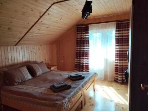 KrasnikにあるДовбушева Садибаの木造家屋内のベッド1台
