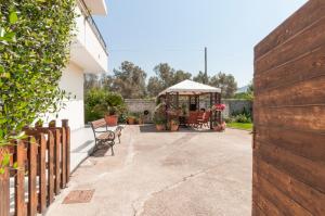 un patio con cenador en el patio trasero en Sibylla Apartment, en Sperlonga 11 fotos más