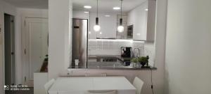 cocina blanca con encimera y fregadero en RELAX i SOL, en Cambrils 31 fotos más
