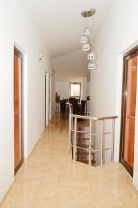 salon z białymi ścianami i jadalnią w obiekcie Guest House Lukac w Barze