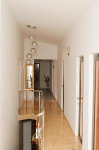 korytarzem ze schodami w domu w obiekcie Guest House Lukac w Barze