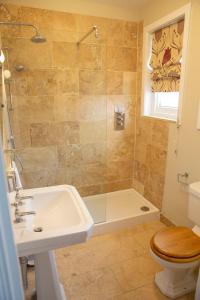A bathroom at Rooms At The Rosebery 