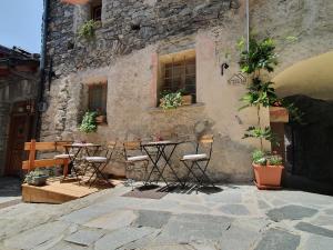 a garden area with a table and chairs at Maison La Saxe in Courmayeur