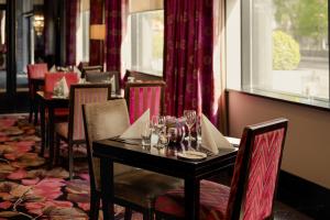 Uma área de estar em Ashling Hotel Dublin