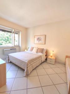 A bed or beds in a room at REale Apartments