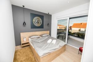 una camera da letto con un letto e un balcone di Villa Nola Luxury Vodice a Vodice Altre 51 foto