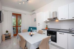 Kuchyň nebo kuchyňský kout v ubytování Apartmani Marica