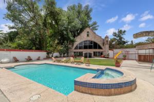 a swimming pool in front of a house at Posada San Javier in Tequisquiapan