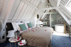 a bedroom with a bed with red roses on it at Poorter Boutique Hotel Brielle in Brielle +71 photos