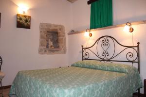 A bed or beds in a room at Il Castello sul Lago