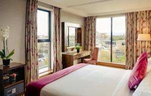 Cama ou camas em um quarto em Ashling Hotel Dublin
