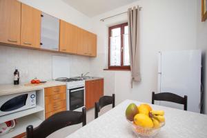 Kuchyň nebo kuchyňský kout v ubytování Apartmani Marica