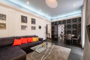 sala de estar con sofá y mesa en Grand LuxuryB&B -Piotrkowska St Free Parking en Lodz