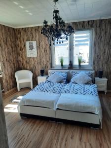 Un dormitorio con una cama grande y una lámpara de araña. en Haus Heidi, en Rüber