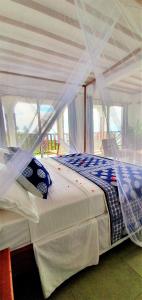 Un pat sau paturi într-o cameră la Al Camar Lodge