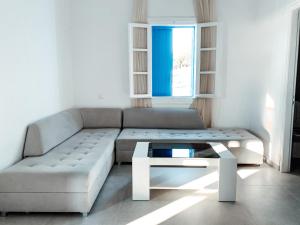 Uma área de estar em Fabrica Sunset Apartments