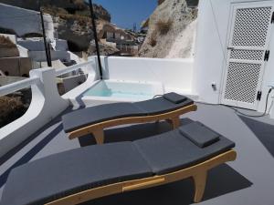 a swing on the deck of a boat at Ecolodge Cave House in Vóthon