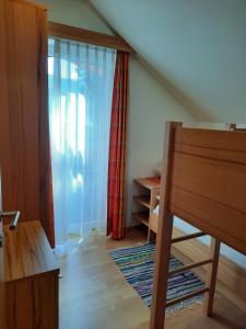 Zimmer mit einer Treppe, einem Fenster und einem Schreibtisch in der Unterkunft Landgasthof Hubertusstubn in Sankt Michael im Lungau