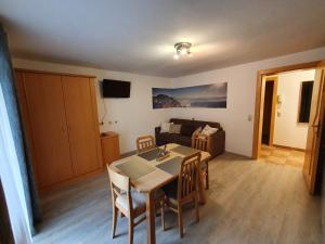 A television and/or entertainment centre at Glemmy Appartements inkl Sommercard