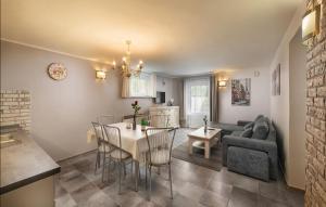 Una cocina y una sala de estar con mesa y sillas. en Apartmany Restart - ARESTART sk, en Liptovský Mikuláš