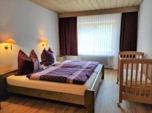 een slaapkamer met een groot bed in een kamer bij Ferienunterkünfte Beim Posthalter in Oberammergau