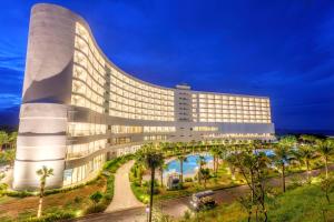 金蘭的住宿－Selectum Noa Resort Cam Ranh，一座白色的大建筑,前面设有一个游泳池