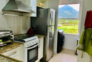 Kitchen o kitchenette sa Frente & Vista do Mar - Fasano Area, Porto Frade - Angra dos Reis, RJ Seafront View - Inside a Condo - Next to a 5-Star Hotel