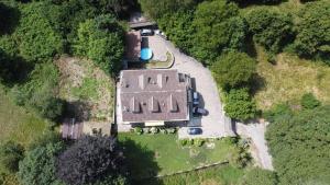 - une vue aérienne sur une grande maison avec une cour dans l'établissement Villa immersa nel verde a Lanzo d'Intelvi, à Lanzo dʼIntelvi