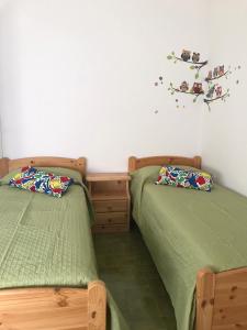 - deux lits assis l'un à côté de l'autre dans une pièce dans l'établissement Villa immersa nel verde a Lanzo d'Intelvi, à Lanzo dʼIntelvi