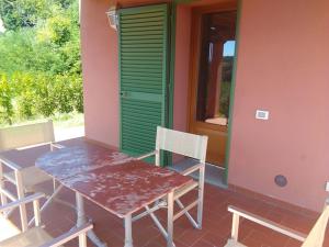 a wooden bench sitting in front of a patio at Podere Chiaromonte in Palaia