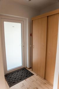 Postel nebo postele na pokoji v ubytování Camping & Camper place Pasvalys