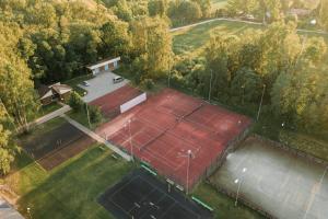 Tenis a/nebo squash v ubytování Camping & Camper place Pasvalys nebo okolí