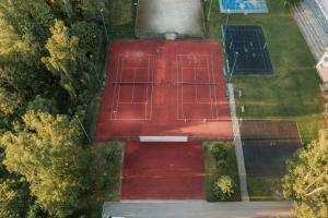 Tenis a/nebo squash v ubytování Camping & Camper place Pasvalys nebo okolí