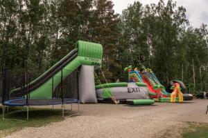 Herní místnost nebo prostor pro děti v ubytování Camping & Camper place Pasvalys