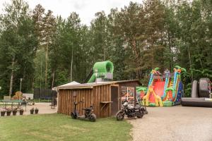 Herní místnost nebo prostor pro děti v ubytování Camping & Camper place Pasvalys